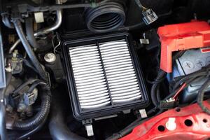 Novo carro ar filtro , ar filtro em filtro caixa dentro uma motor compartimento do carro , carro manutenção conceito foto