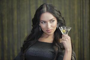 sexy morena menina com uma vidro do martini foto