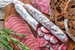 diferente tipos do salame com centeio escuro pão foto