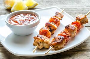 espetos de frango grelhado com tomate cereja foto