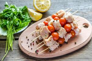 espetos de frango com tomate cereja foto