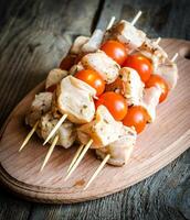 espetos de frango com tomate cereja foto