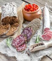 fatias de saucisson e salame espanhol de saco foto