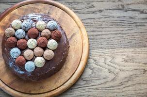 Sacher torta decorado com trufas foto