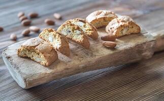 cantuccini em a de madeira borda foto