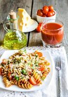 todo calor fusilli massa com queijo e cereja tomates foto