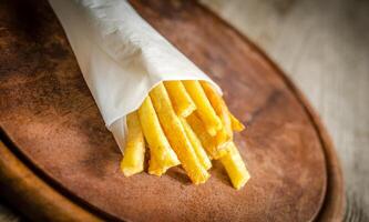 francês fritas dentro uma papel embrulho foto