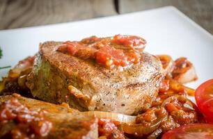 angus carne bifes com assado tomate molho foto