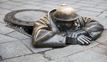 Bratislava, Eslováquia, 16 de junho de 2017 - homem estátua no trabalho em Bratislava, Eslováquia. esta estátua de bronze de um trabalhador do esgoto foi criada em 1997 por viktor hulik.
