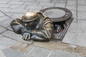 Bratislava, Eslováquia, 16 de junho de 2017 - homem estátua no trabalho em Bratislava, Eslováquia. esta estátua de bronze de um trabalhador do esgoto foi criada em 1997 por viktor hulik.