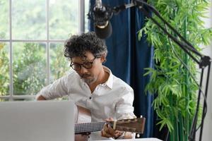 músico tocando violão ao vivo em casa foto