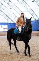 campo rancho fêmea cavaleiro. a cavalo equitação bonita jovem mulher. foto