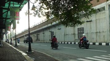 surakarta, central Java, Indonésia abril 11, 2024. uma vista vendo do a Principal estradas maltratar riyadi rua dentro a manhã. não ocupado ainda. pessoas ainda preparando para seus atividade foto