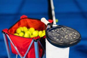 remo tênis. padel raquete e bola dentro frente do a ao ar livre tribunal. foto