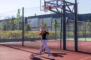 mãe e filha jogando basquetebol. foto