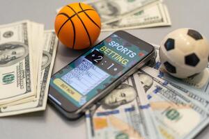 basquetebol bola, Smartphone com inscrição e nota de banco do 100 dólares. apostando foto