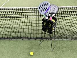 fundo do padel raquete e bola em artificial Relva chão dentro ao ar livre tribunal. topo visualizar. foto