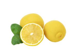 limão fruta com folha isolar. limão todo, metade, fatiar, folhas em branco. limão fatias com entusiasmo isolado. com recorte caminho. foto