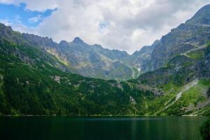 montanhas alcance perto lago às verão dia foto