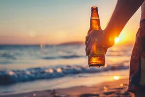 pessoa segurando Cerveja garrafa em de praia foto