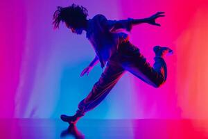 fêmea dançarino dançando em néon colori fundo foto