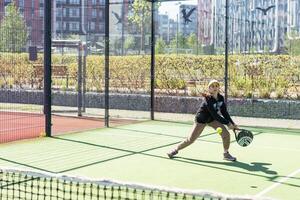 Ucrânia Kyiv, abril 20 2024. feliz bonita menina praticando remo esporte em a remo quadra foto