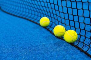 remo tênis raquete e bolas em tribunal, foto
