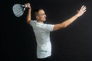 remo tênis jogador pronto para servir em cinzento fundo foto