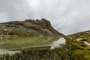 panorama montanhas com nuvens, suíça foto