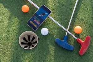 mini golfe Esportes apostando em uma Smartphone foto