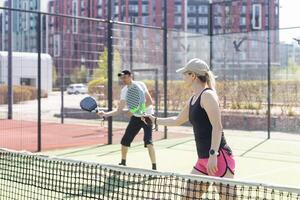 padel lição com uma treinador, personalizado instrução dentro uma solidário ambiente. foto