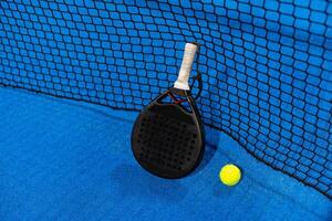 remo tênis raquete e bolas em a azul remo quadra foto
