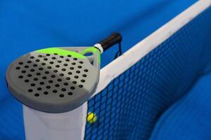 dois bolas Próximo para a internet do uma azul remo tênis tribunal. esporte saudável conceito. foto