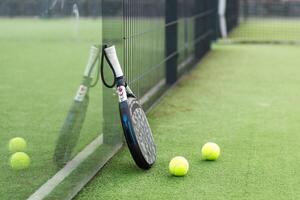 remo tênis raquete, bola e internet em a Relva foto