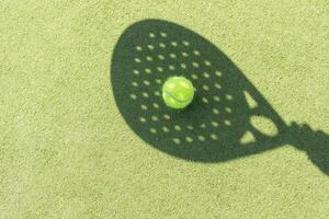 remo tênis raquete sombra em bolas. foto