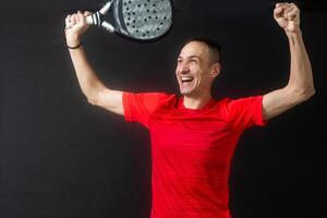 sorridente homem com raquete e remo bola vestido dentro esporte roupas isolado fundo. frente visualizar. foto