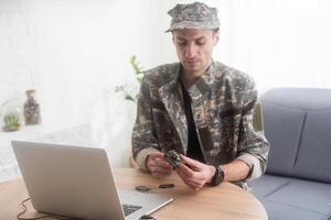 militares homem segurando uma modelo tanque foto