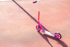 patinetes estacionamento dentro outono cidade lazer área. público lambreta, verde popular transporte foto