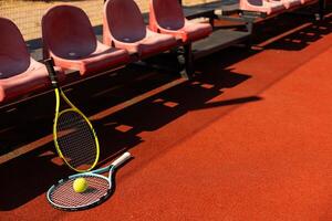 tênis raquete com tênis bolas em uma tênis quadra foto