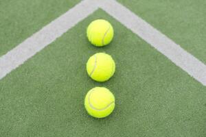 tênis bola em verde Relva foto