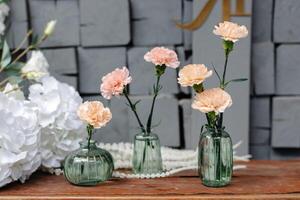 três vasos com flores em uma mesa foto