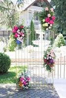 lindo buquês do flores aguentar em a Casamento arco em a dia do celebração foto