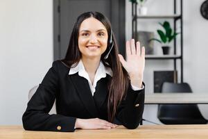 ligar Centro agente com fone de ouvido trabalhando em Apoio, suporte linha direta dentro moderno escritório. conferência. foto