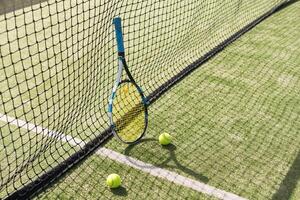tênis raquete com uma conjunto do bolas foto