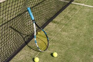 tênis raquete com uma conjunto do bolas foto