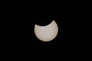 total solar eclipse final - lua sobre Sol com manchas solares foto