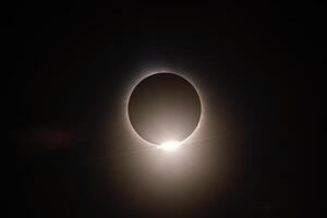 total solar eclipse - diamante anel somente depois de totalidade foto