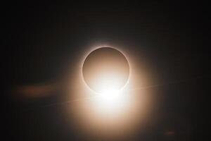 total solar eclipse - diamante anel depois de totalidade foto