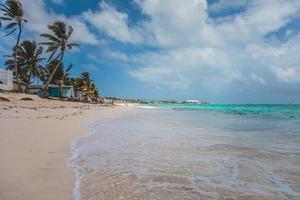 praia, palmeiras e poucas pessoas no oceano da ilha de san andres, colômbia. foto