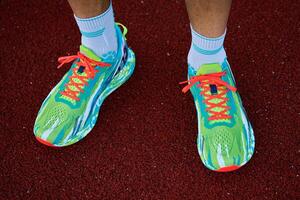 corredor atleta vestindo corrida sapatos às corrida rastrear foto